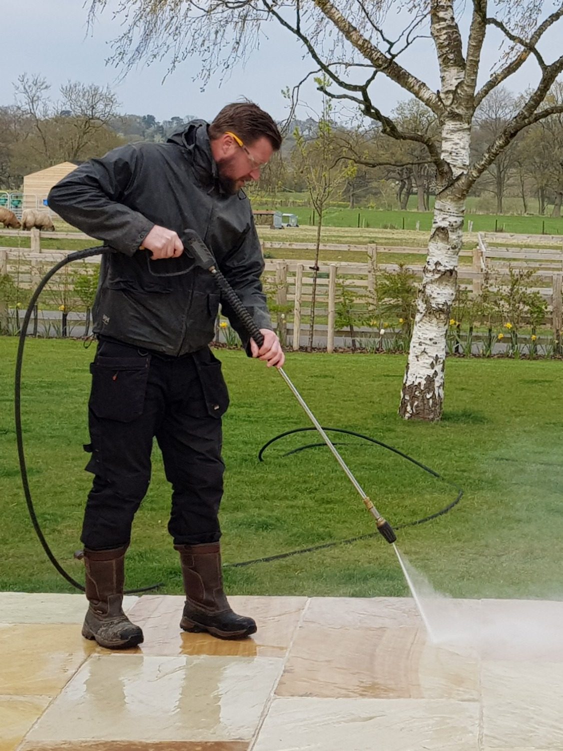 High pressure jet washing of indian sandstone slabs